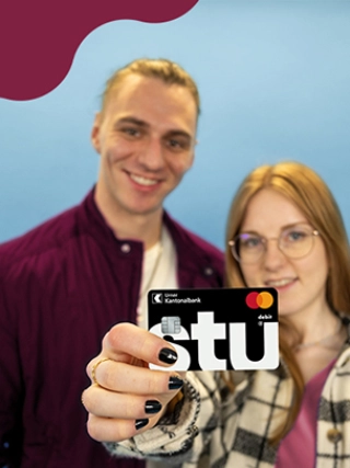 Junge Frau und junger Mann mit der Debit Mastercard Stu in der Hand.